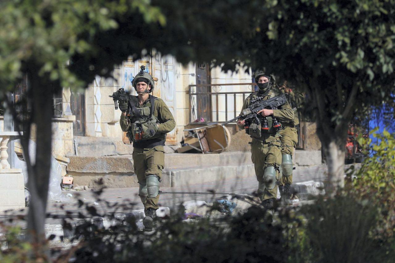 حملة اعتقالات واسعة الليلة في الضفة خشية تصاعد العمليات