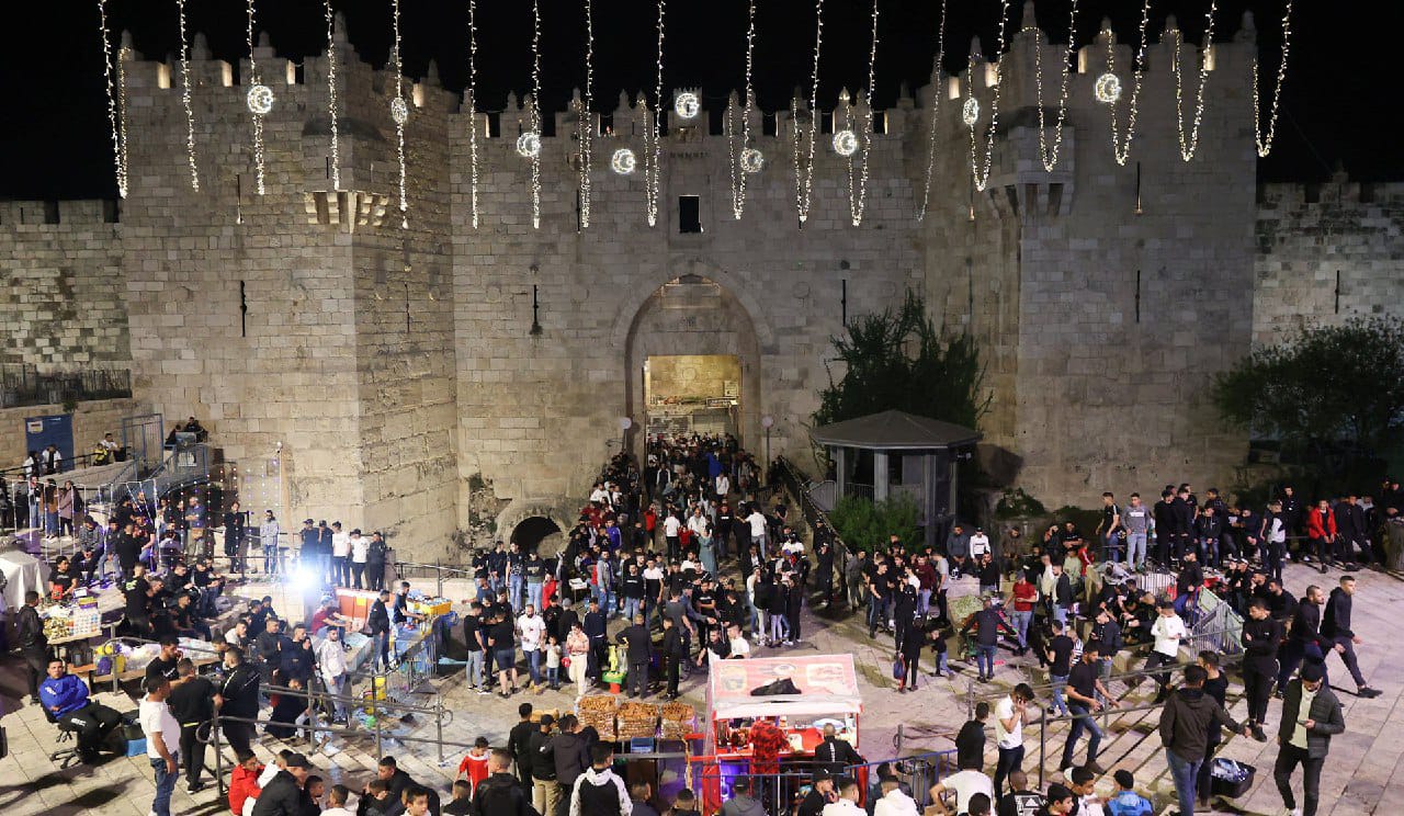 اشتباكات مع شرطة العدو في أول ليلة من رمضان في باب العامود