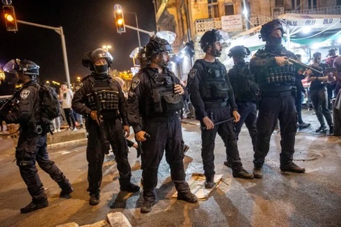 شرطة العدو تعتدي على الفلسطينيين عند باب العامود