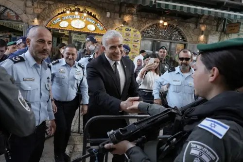 غانتس ينتقد بشدة "جولة لبيد"  أمس في القدس
