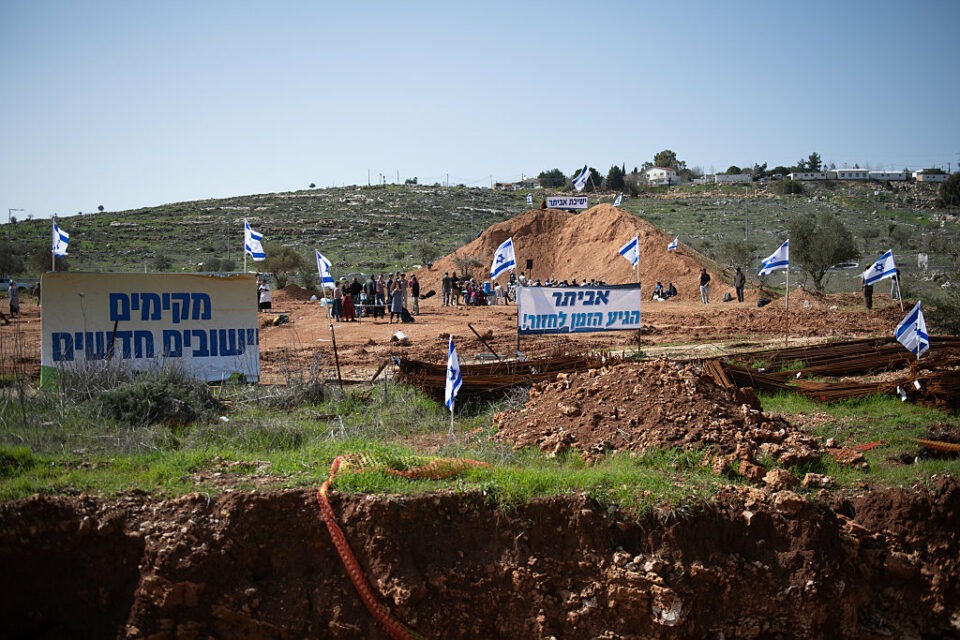 أمن العدو: ربط البؤر الاستيطانية الجديدة في الضفة بالكهرباء بيد غانتس فقط