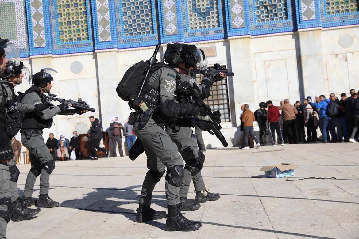 بالصور: تصدي المرابطين لاقتحام جنود العدو المسجد الأقصى صباح اليوم الجمعة