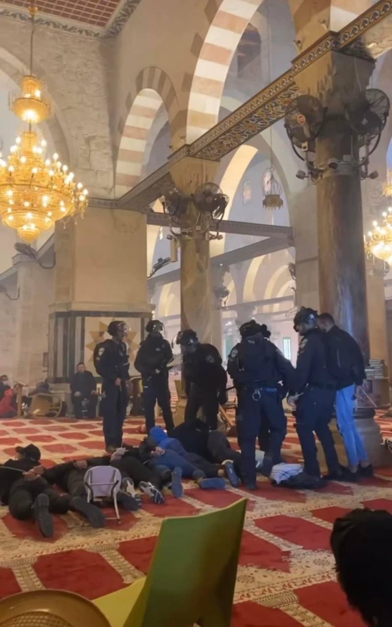 شرطة العدو تقتحم المصلى القبلي وتعتدي على المصلين