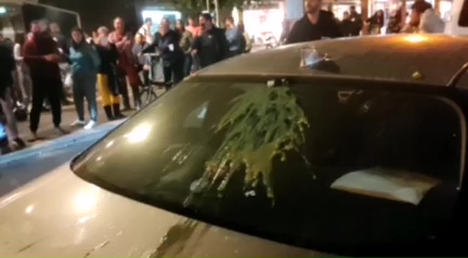 شاهد: نشطاء من اليسار رشقوا عضو الكنيست إيتمار بن غفير بالبيض