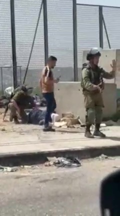 جيش العدو يطلق النار على فتاة فلسطينية