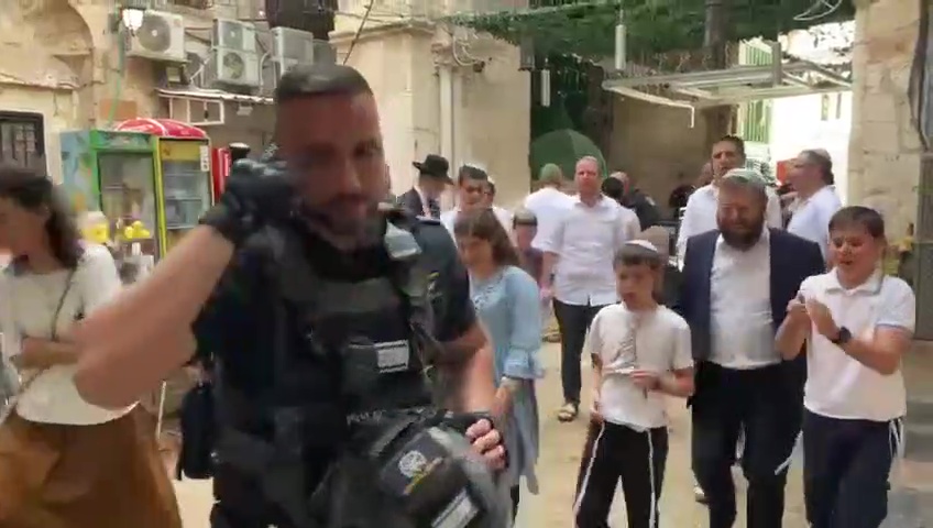 شاهد: مستوطنون يؤدون رقصات استفزازية أمام باب السلسلة