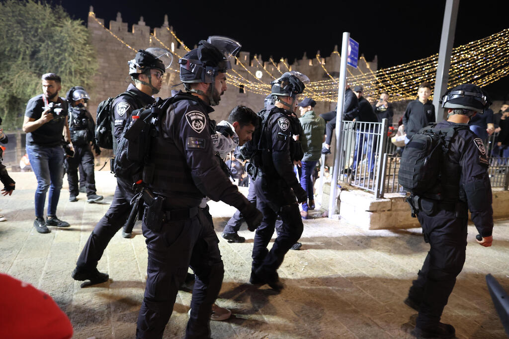 توتر شديد في باب العامود بالقدس وانتشار مكثف لقوات العدو