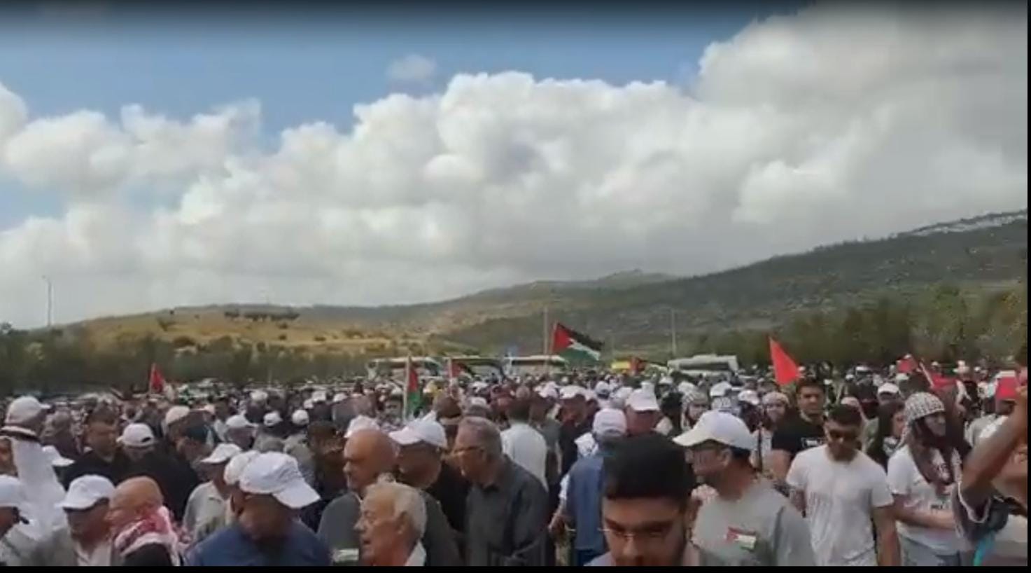 شاهد: مسيرة العودة ال25 التي نظمها أهالي عكا وحيفا في بلدة ميعار المهجرة