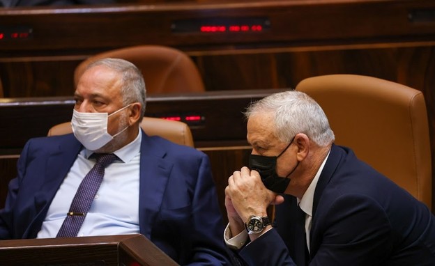 غانتس والائتلاف يستجدون دعم قانون للجنود من نتنياهو