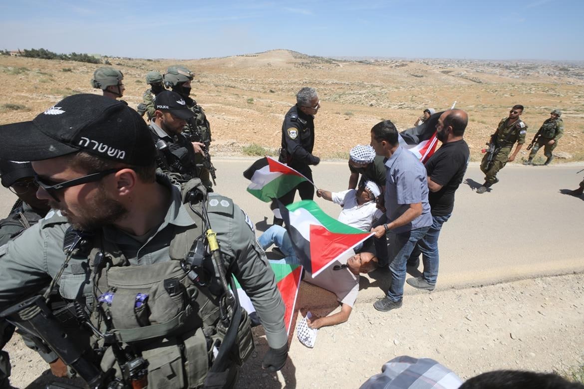 بالصور: قوات الاحتلال تقمع مسيرة ضد الاستيطان في مسافر يطا