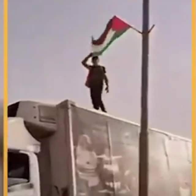 تعليق علم فلسطين على طريق  العفولة بالداخل المحتل