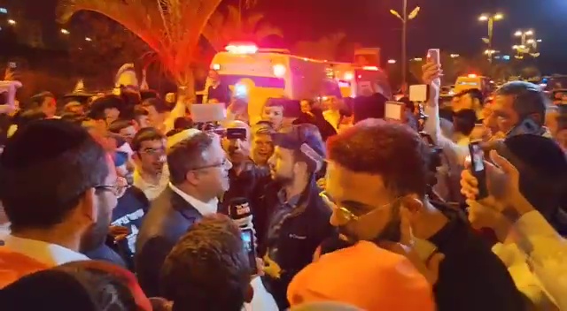 الفاشل الإرهابي بن غفير في مكان العملية يطالب بينت بالرحيل