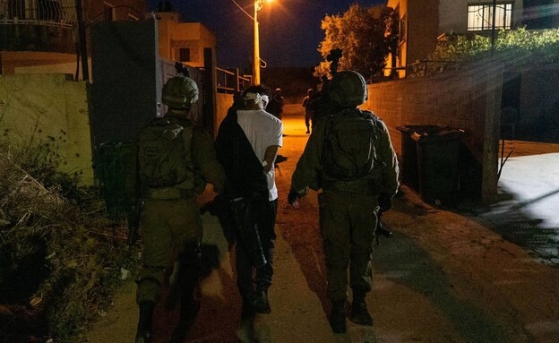 جيش العدو يعتقل فلسطينياً بزعم تخطيطه لشن عملية بفأس