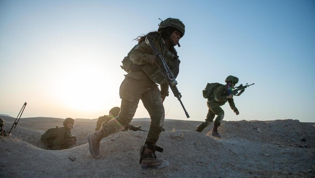 قائد وحدة النخبة في جيش العدو يثير الضجة حول دمج النساء في الوحدات القتالية