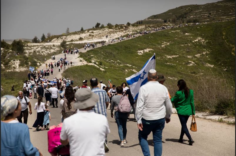 المشكلة أن الغالبية الصامتة تقف بجانب كرسي التلفزيون