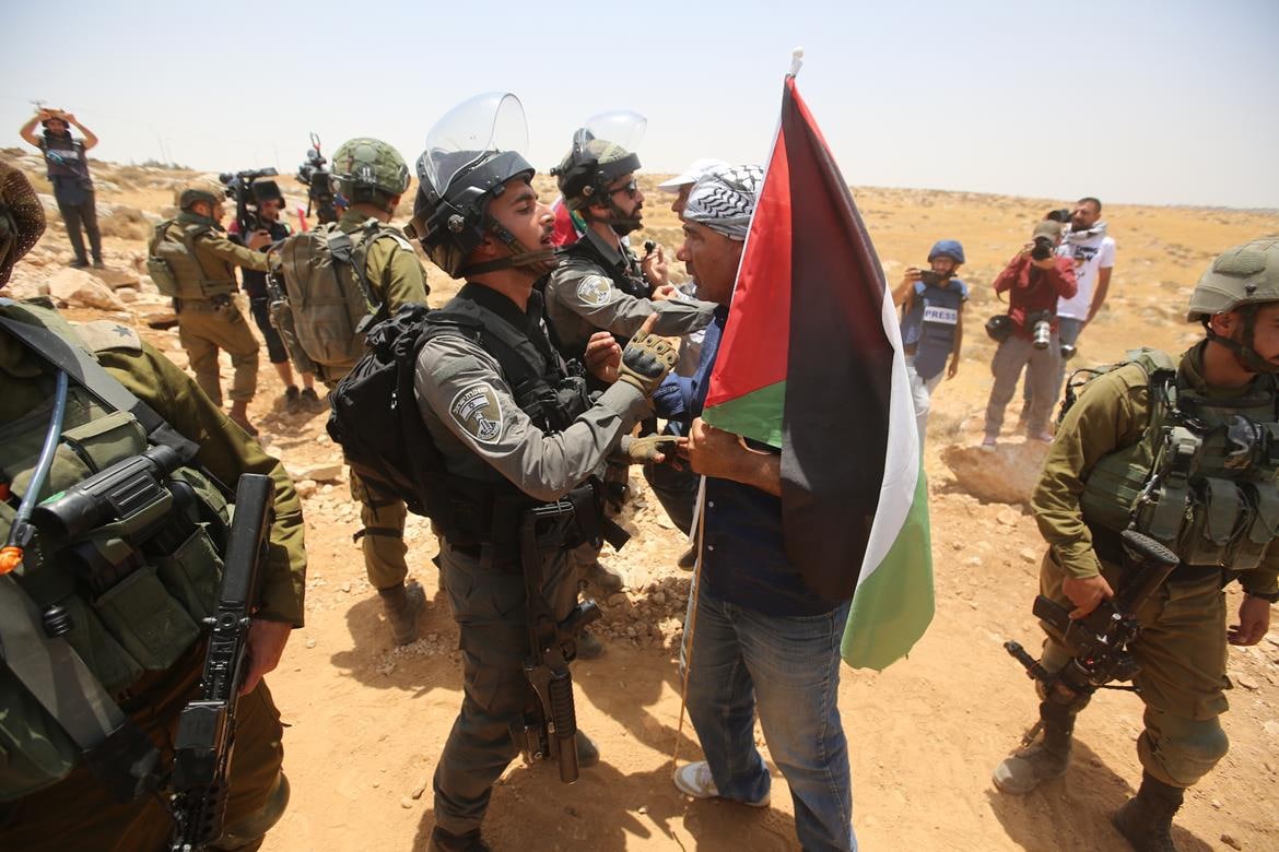 بالصور: قوات العدو تقمع المُصلين في مسافر يطا