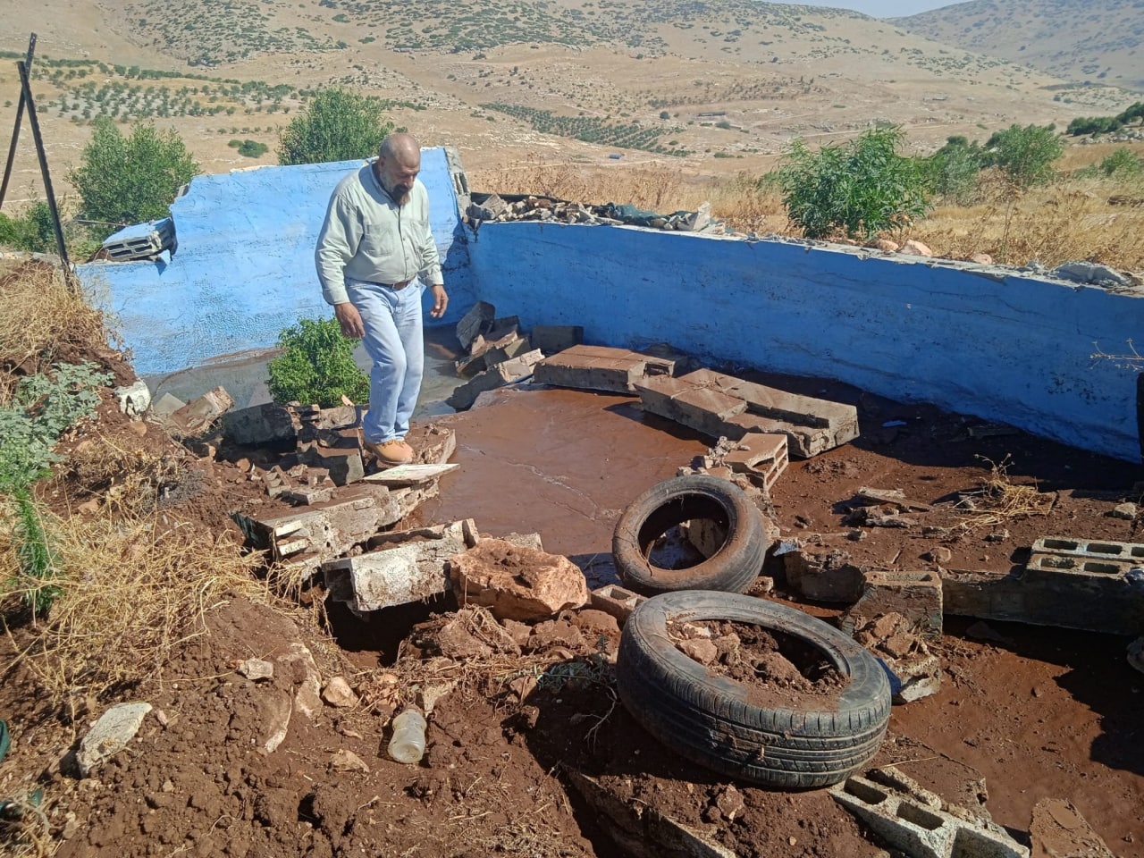 بالصور: جيش العدو يهدم منشآت في خربة ابزيق شمال طوباس
