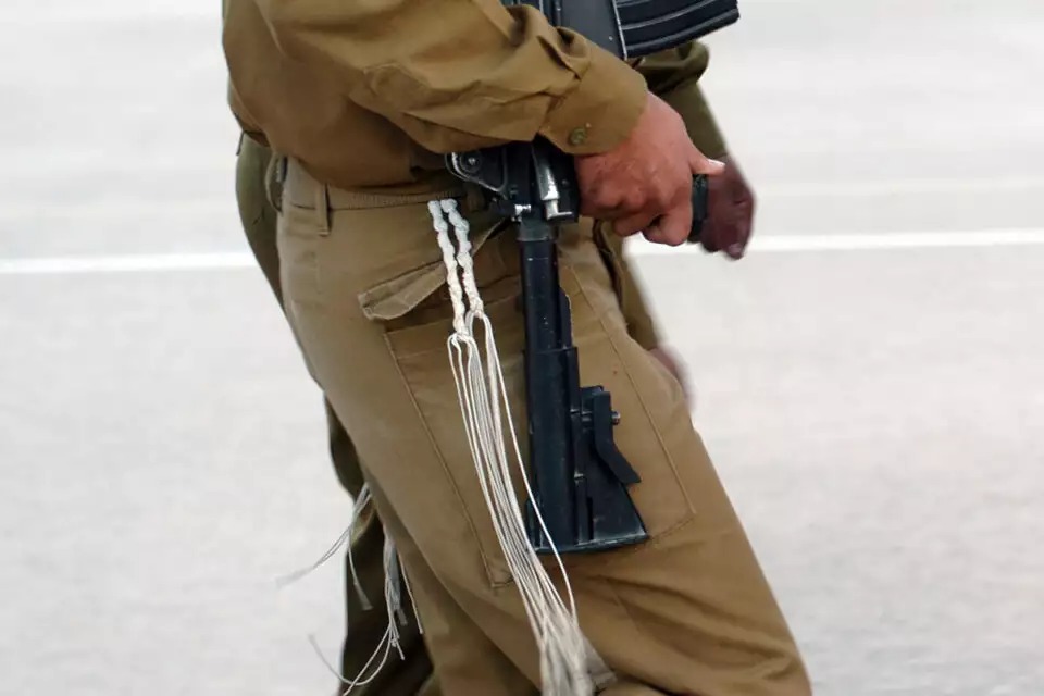 المعاهد الدينية: الجيش يتجاوز الخطوط الحمراء بإلحاقه النساء في الوحدات القتالية