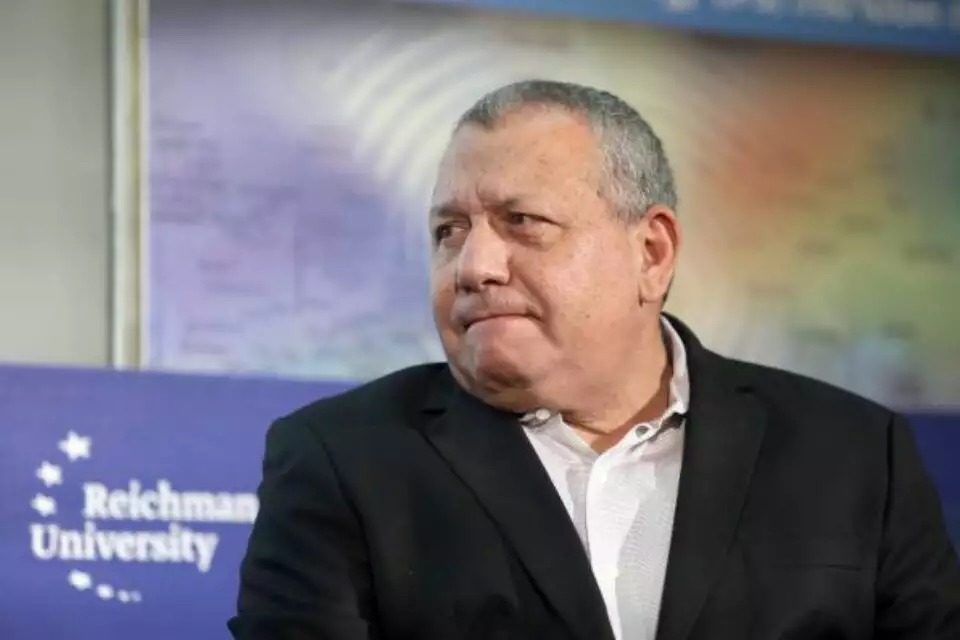 الجنرالات ليسوا متفوقين على العاملين المجهولين