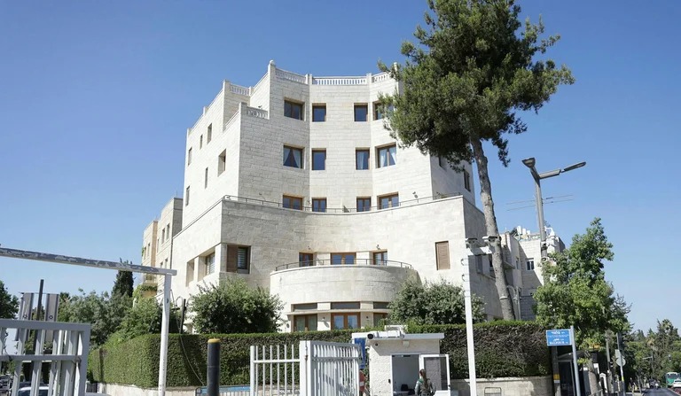 لابيد سينتقل للعيش في منزل فلسطيني هجرته منه العصابات الصهيونية عام 1948