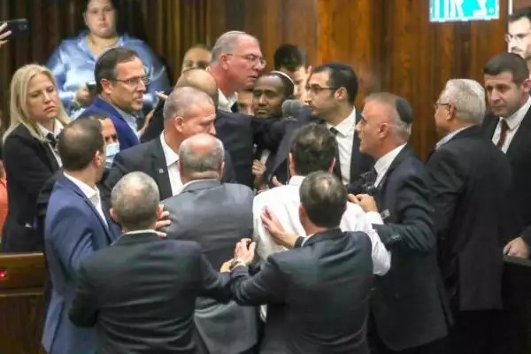 هكذا أسقطت المعارضة الحكومة خطوة بخطوة