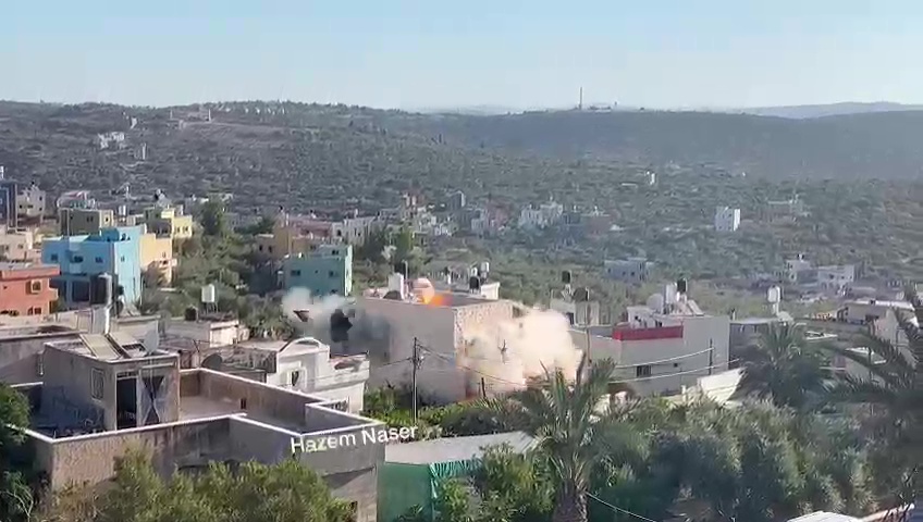 جيش العدو يفجّر منزل عائلة الأسير يحيى مرعي