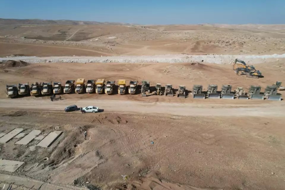 جيش العدو يعلن بناء عائق هندسي في صحراء الضفة الغربية