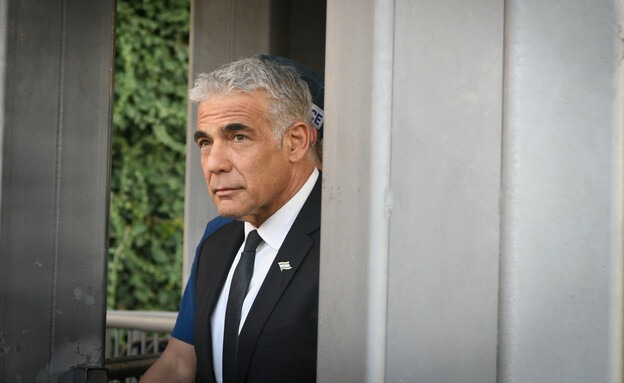 سُلوك "لابيد" الإعلامي يسحقه في استطلاعات الرأي