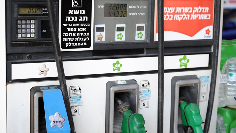 ثمن الحرب يصل إلى خزان الوقود: سعر لتر البنزين يقفز إلى 8.05 شيكل