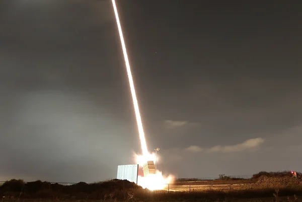 إصابة جنديين "إسرائيليين" واندلاع حرائق ..وصواريخ غزة توسع مداها