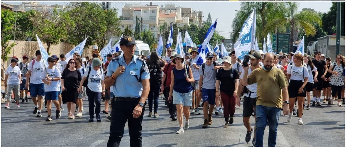شاهد: انطلاق مسيرة عائلة غولدين نحو حدود غزة للضغط على حكومة لبيد