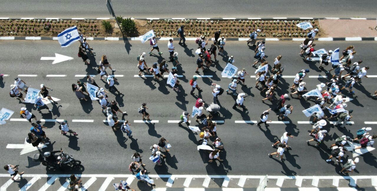 بالصور: مسيرة عائلة غولدين المتجهة نحو حدود غزة للضغط على حكومة لبيد