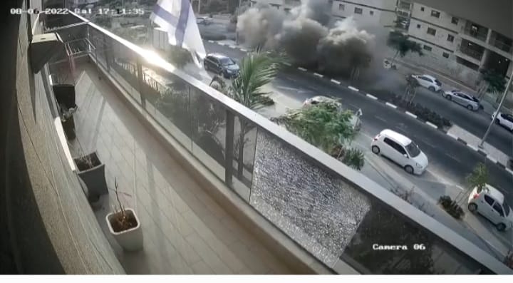 #شاهد: لحظة سقوط صاروخ في عسقلان اليوم