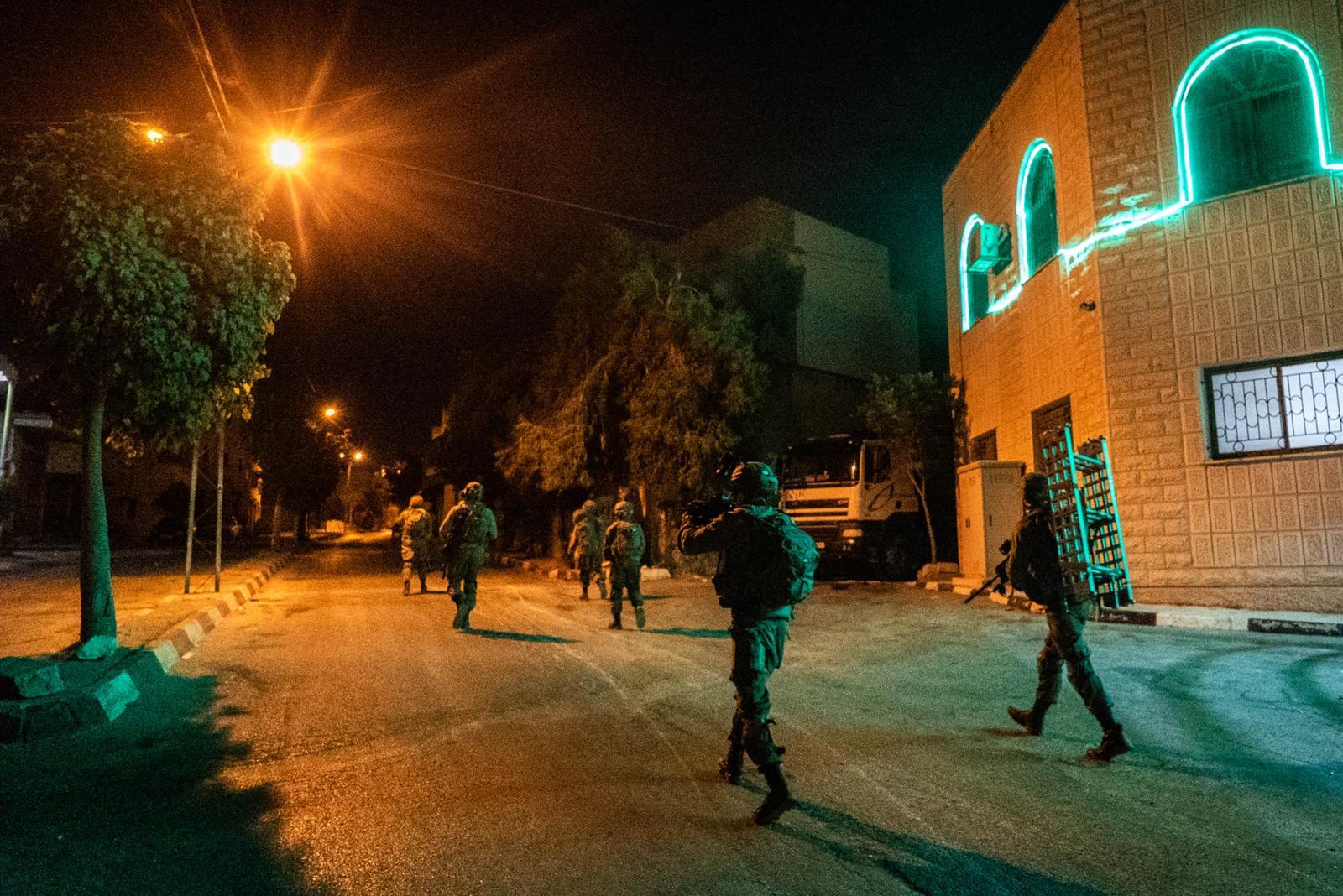 اعتقال 12 فلسطينياً في حملة مداهمات بالضفة الغربية