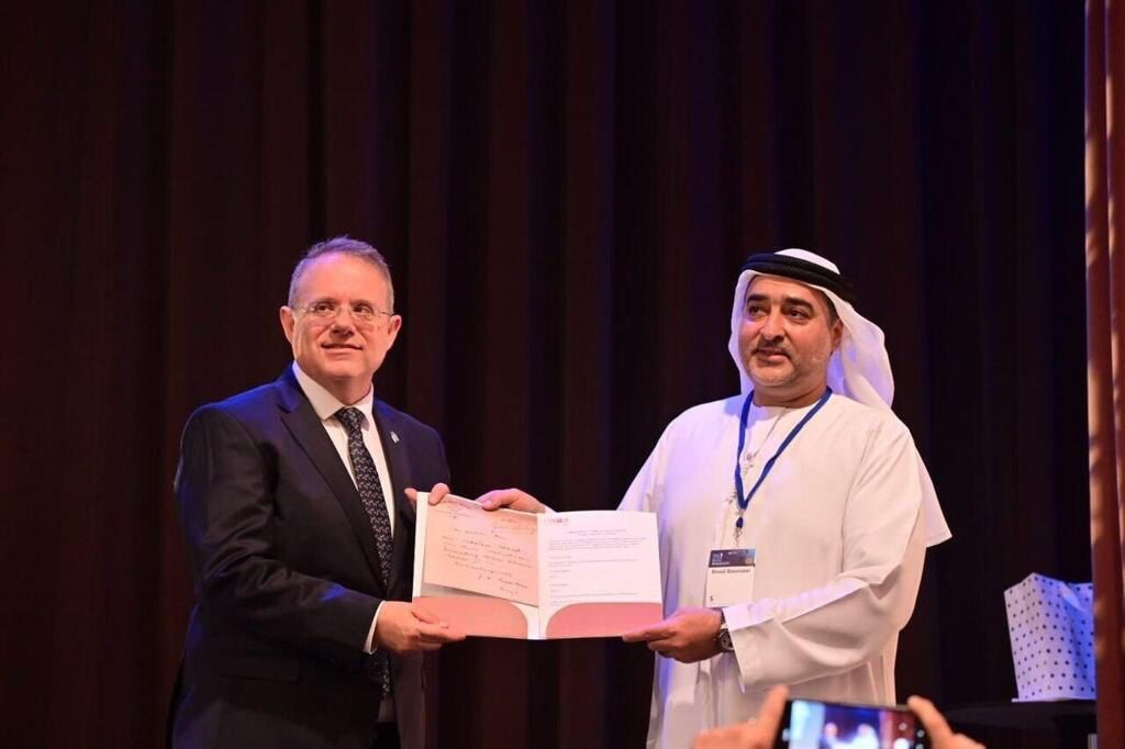 "يشرفني عرضها في متحفي"!