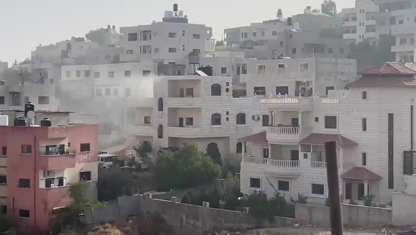 جيش العدو يحاصر منزلاً ويطلق عليه صواريخ مضادة للدبابات
