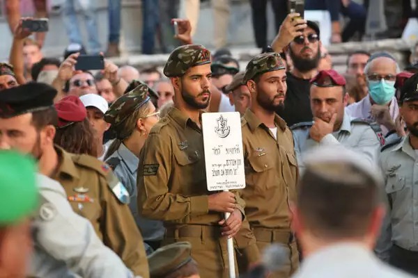 أسئلة صعبة بعد مقتل الجندي بالضفة