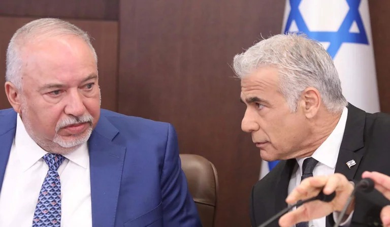 خلافات لبيد وليبرمان تطفو على السطح