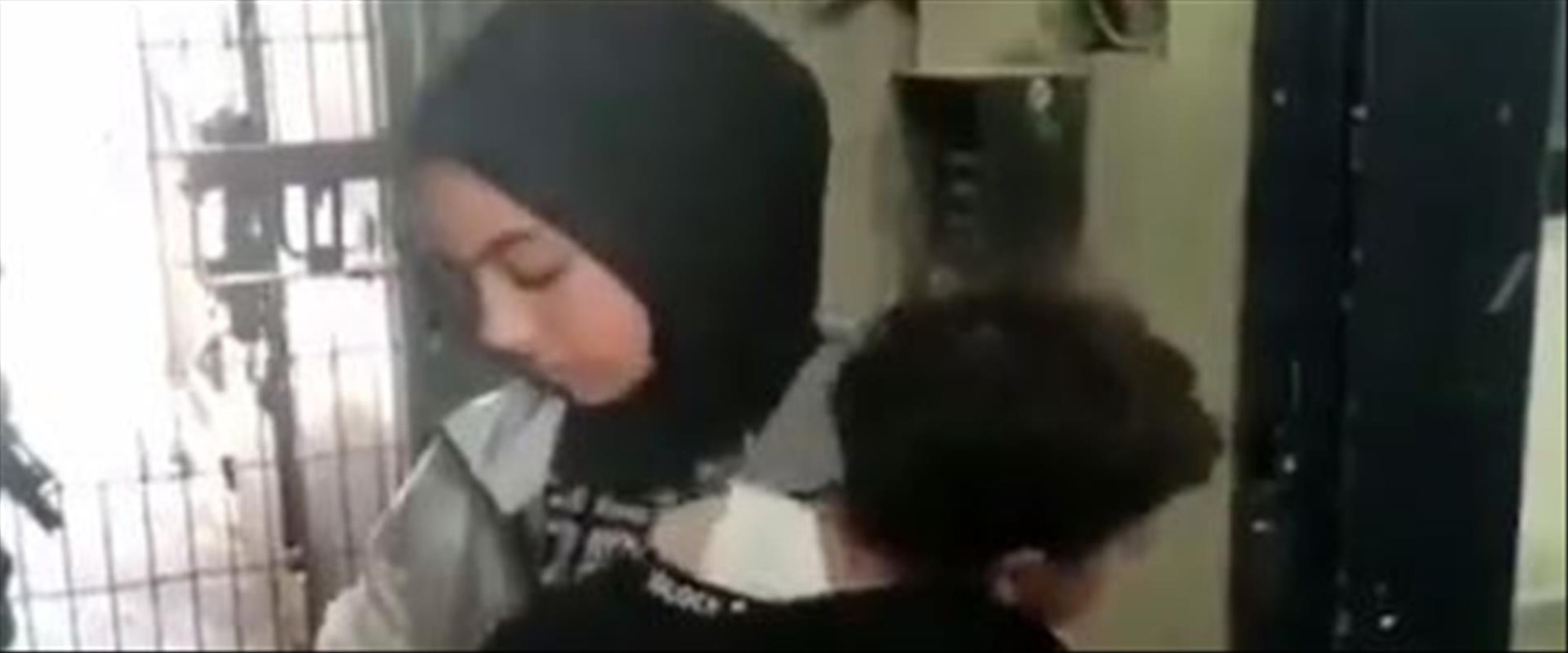 جنود العدو يُجبرون فلسطينية على خلع ملابس رضيعها