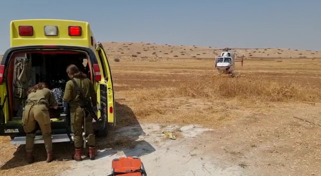 لحظة نقل مستوطنين مصابين جراء عملية إطلاق النار قبل قليل