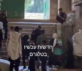نفخ للبوق في أحد أسواق البلدة القديمة في القدس