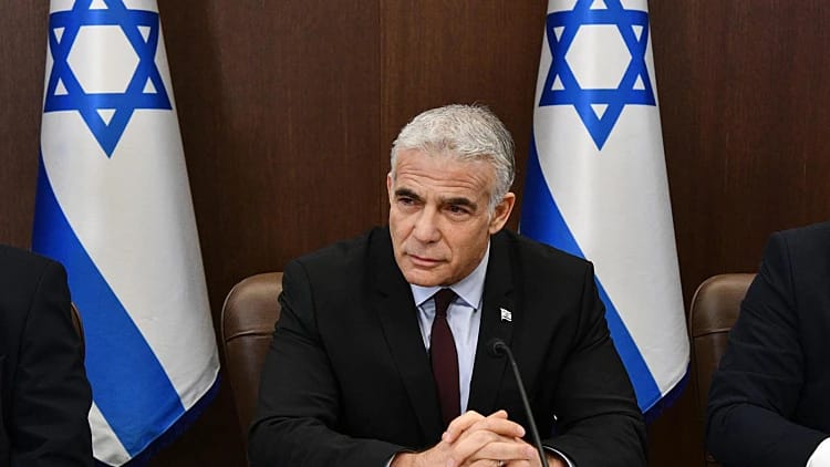 لبيد: "زيادة عدد العمال من غزة مشروط بعودة أبنائنا الأسرى"