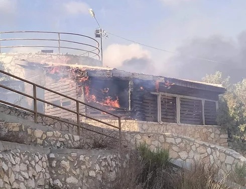 بحماية جنود العدو.. مستوطنون يحرقون ممتلكات وأشجار زيتون في حوارة بنابلس