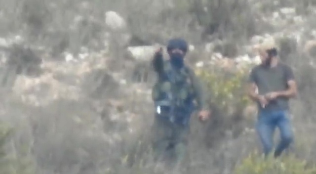 مستوطنون يهاجمون فلسطينيين بالحجارة في قرية بورين بالضفة الغربية