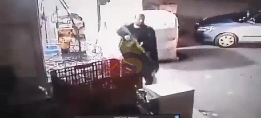 لحظة بدء الجعبري عمليته ضد جنود وقادة المستوطنين قرب كريات أربع في الخليل