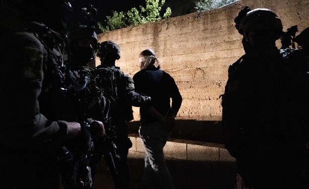 قوات العدو تعتقل ثمانية فلسطينيين في الضفة الغربية