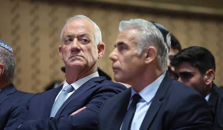 لبيد وغانتس يتفاخران بالانكماش وتعزيز اليمين المتطرف