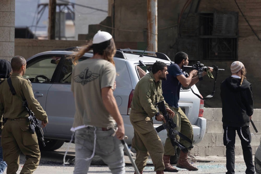 مستوطنون يطالبون بحمل بنادق M-16 ومسدسات