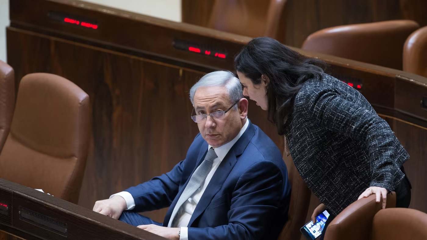 نتنياهو في محادثات مغلقة: "إذا فازت شاكيد فإنها ستبتز رئاسة الوزراء مني مثل بينت"