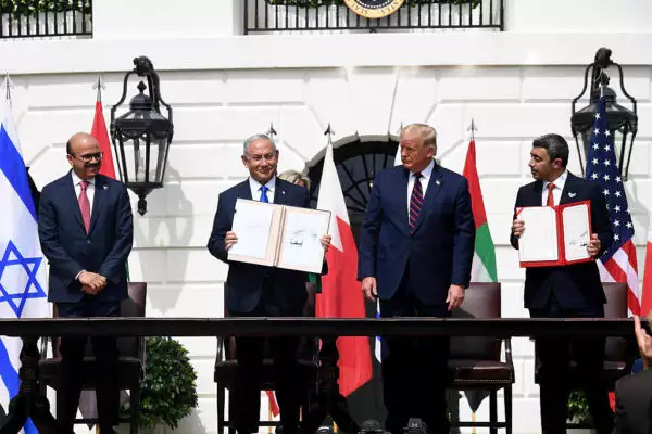 في ظل القلق الدولي بشأن حكومة العدو الجديدة: مستشار ملك البحرين يُطمئن